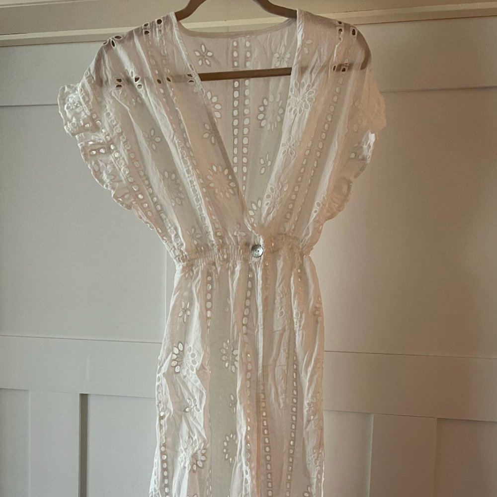 Eyelet white cover up